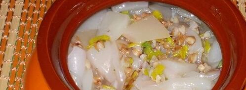 гречка с кальмарами и луком-пореем в горшочке. Шаг 8