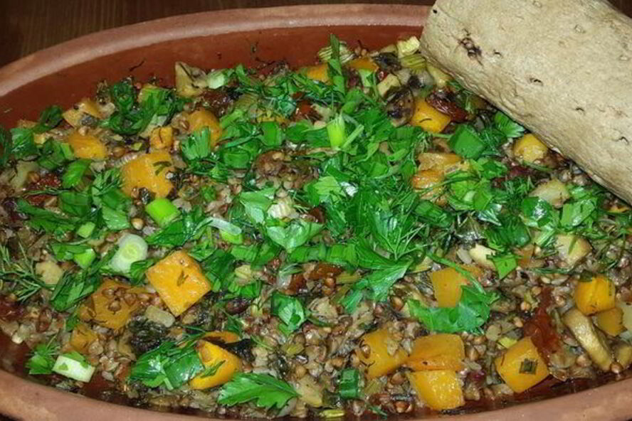 Рецепт гречки, томленой с тыквой, грибами, сельдереем и вялеными томатами