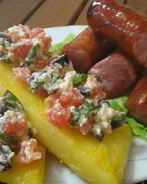 Пикантная полента с копченными колбасками