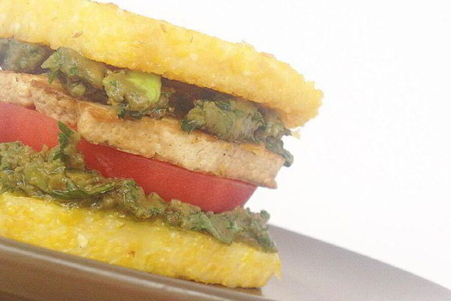 Рецепт поленты с авокадо, тофу и томатом