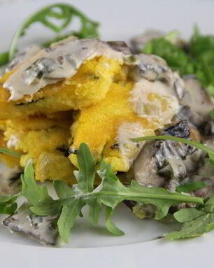 Полента с грибами, свежими травами и пармезаном