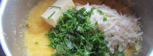 полента с грибами, свежими травами и пармезаном. Шаг 3