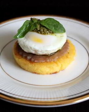 Полента с тунцом, яйцом пашот и соусом песто