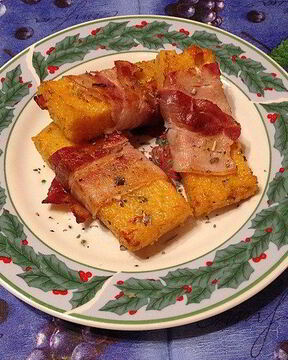 Полента с вялеными помидорами в беконе