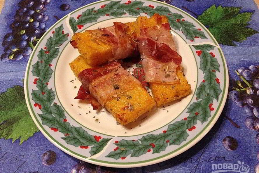 Рецепт поленты с вялеными помидорами в беконе