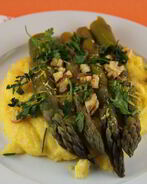 Полента со спаржей, голубым сыром и грецкими орехами