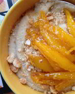 Банановая манная каша с ломтиками манго в сиропе