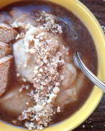 Грушевая манная каша с имбирем, пряничной крошкой и коричным соусом