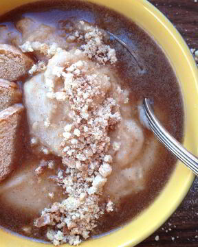 Грушевая манная каша с имбирем, пряничной крошкой и коричным соусом