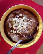 Грушевая манная каша с крошкой марципана и грушей в сиропе