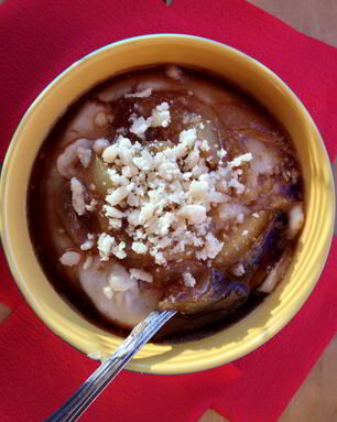 Грушевая манная каша с крошкой марципана и грушей в сиропе