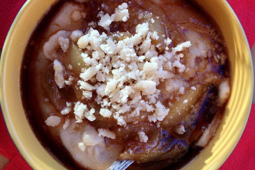 Рецепт грушевой манной каши с крошкой марципана и грушей в сиропе