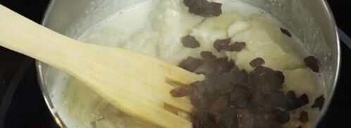 гурьевская каша с орехами, фруктами и изюмом. Шаг 7