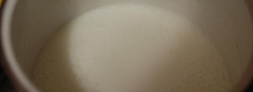 манная каша на молоке с желтком. Шаг 3