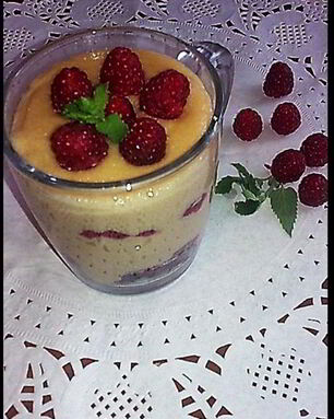 Манная каша на ряженом молоке с малиной