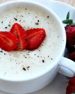 Манная каша на сливках с клубникой