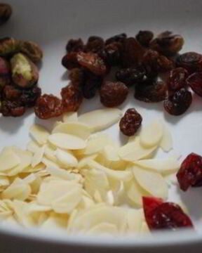 Манная каша с шоколадной пастой и миндальными хлопьями