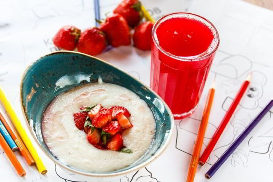 Рецепт манной каши со свежей клубникой