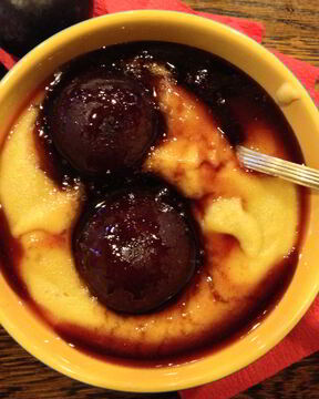 Персиковая манная каша с ломтиками сливы в сиропе