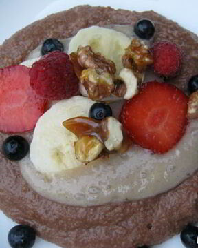 Шоколадная манная каша с банановым соусом