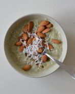 Кокосовая овсяная каша с матчей и миндалем