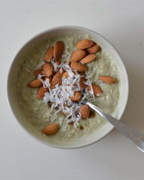Кокосовая овсяная каша с матчей и миндалем