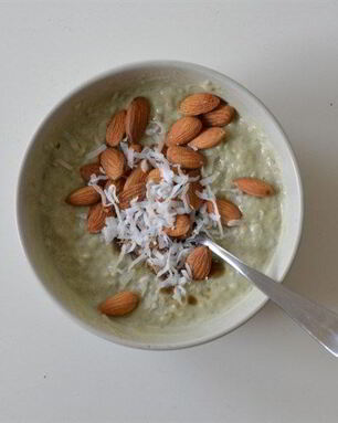Кокосовая овсяная каша с матчей и миндалем