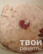 Овсяная каша на молоке с вишней