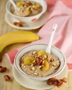 Овсяная каша с бананами и орехами