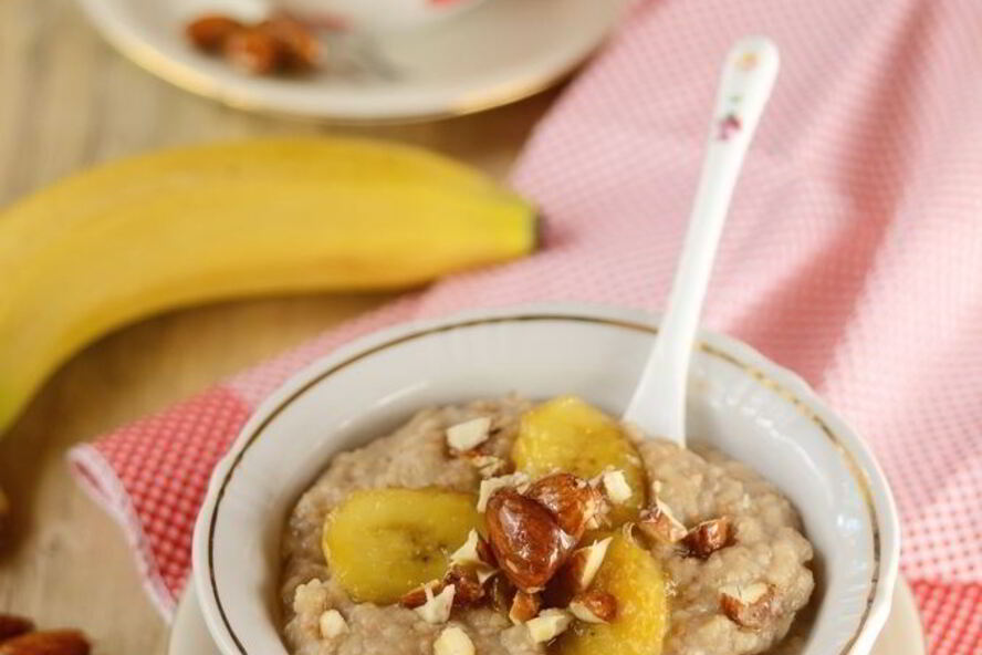 Рецепт овсяной каши с бананами и орехами