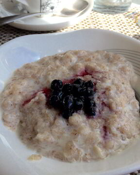 Овсяная каша с черникой и апельсиновой цедрой