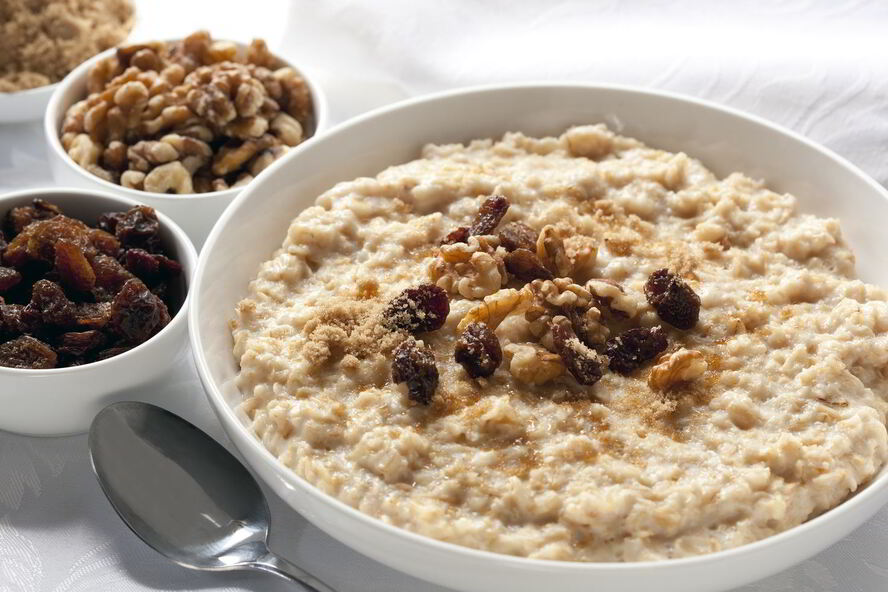 Рецепт овсяной каши с изюмом к завтраку