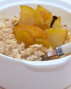 Овсяная каша с карамельными яблоками