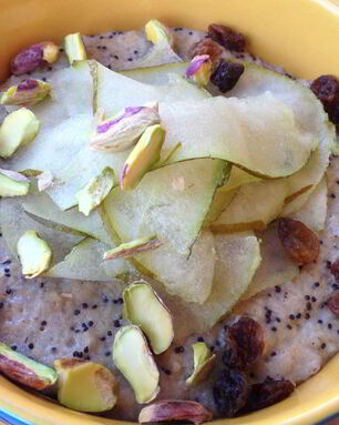 Овсяная каша с маком, изюмом и подсолнечными семечками