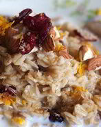 Овсяная каша с сушеной клюквой и белым шоколадом