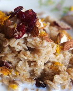 Овсяная каша с сушеной клюквой и белым шоколадом