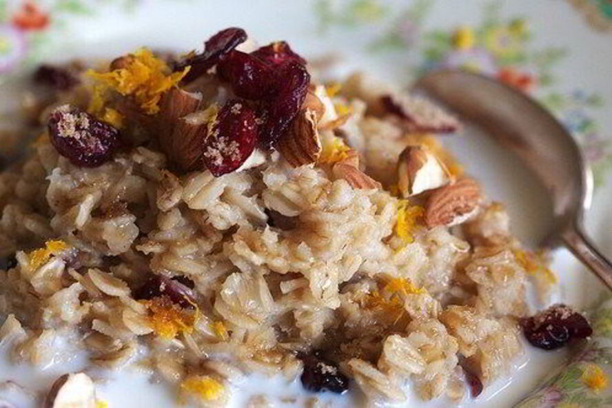 Рецепт овсяной каши с сушеной клюквой и белым шоколадом