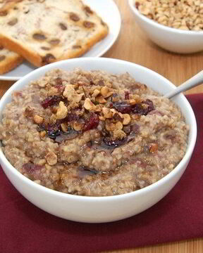 Овсяная каша с сушеной вишней и фундуком