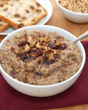 Овсяная каша с сушеной вишней и фундуком