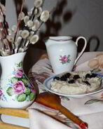 Овсяная каша с вишневыми ягодами и молоком