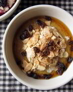 Овсяная каша с виски, изюмом и миндалем