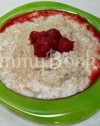 Овсяная каша с яблоками, грецкими орехами и клубникой