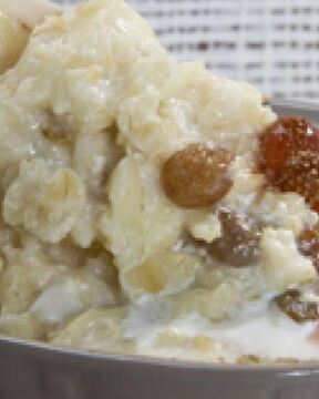 Овсяная каша с яблоком и изюмом