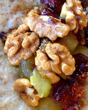 Овсяная каша с яблоком, клюквой и грецким орехом