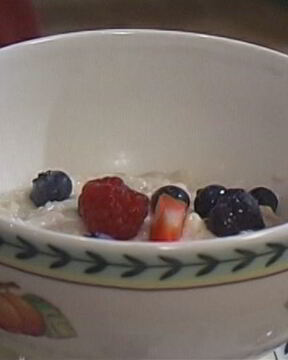 Овсяная каша с ягодами и сухофруктами