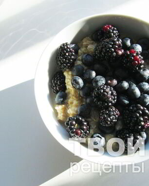 Овсянка на воде с ягодами и бананом