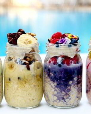 Овсянка в банке с отрубями и фруктами