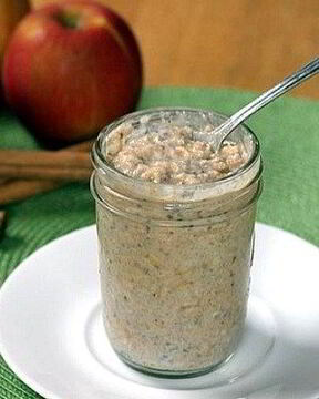 Овсянка в банке с яблоком и корицей