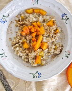 Сливочная овсяная каша с персиками