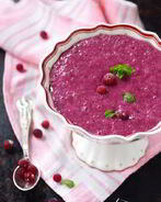 Взбитая овсяная каша с ягодами